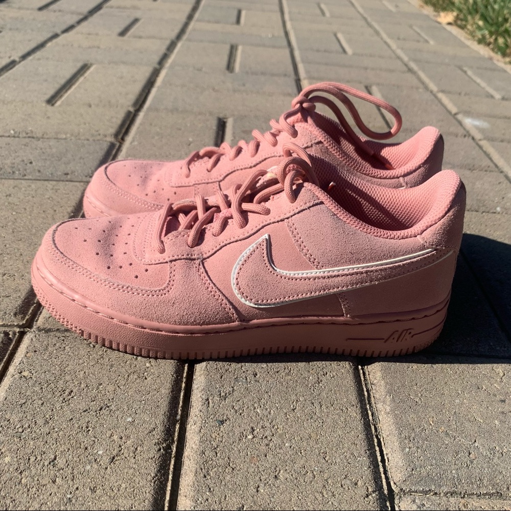 Air Force 1 ‘07 LV8 Suede “Red Stardust”